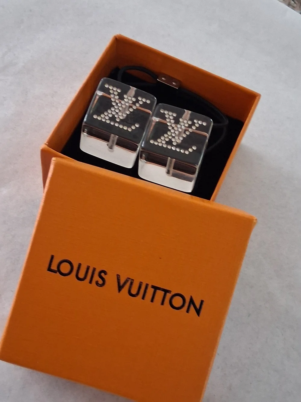 Louis Vuitton elegant louis